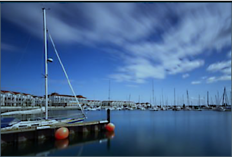 Blick auf den Hafen mit vielen Segelbooten an Anlegern