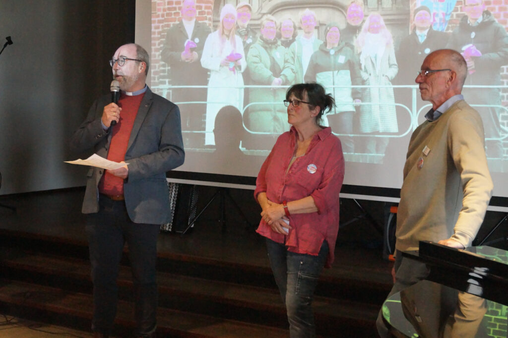 Pastor Christian Verwold eröffnet den Nachmittag.