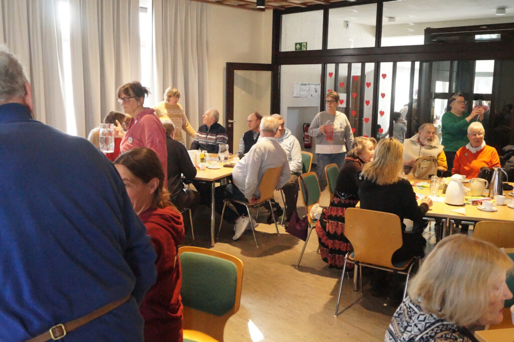 Beisammen sein an mehreren Tischen