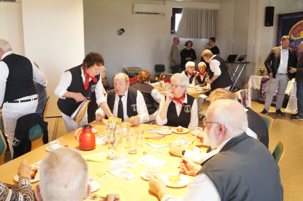 Der Nordseechor am Tisch mit Kaffee und Kuchen