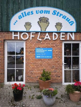 Schild von einem Hofladen über zwei Fenstern